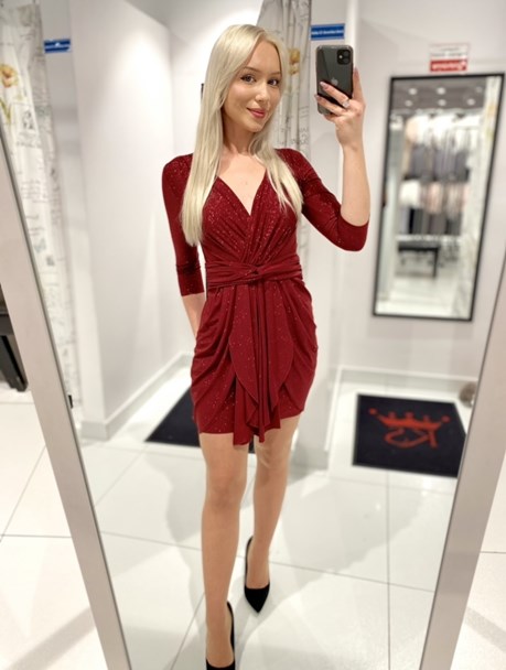 Sukienka krótka dekolt serek pasek brokat bordo