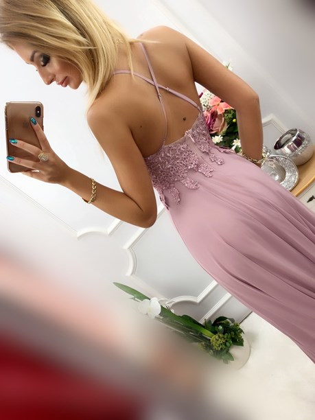 Sukienka długa z dekoltem na ramiączkach wrzos