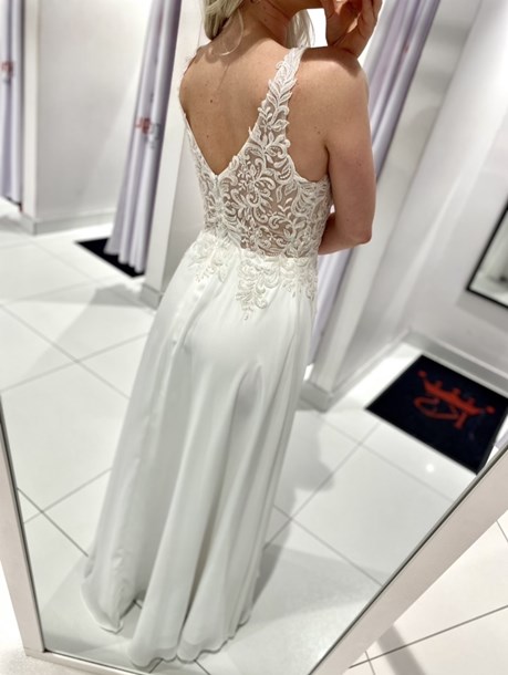 Sukienka długa zdobiona góra koronka biały