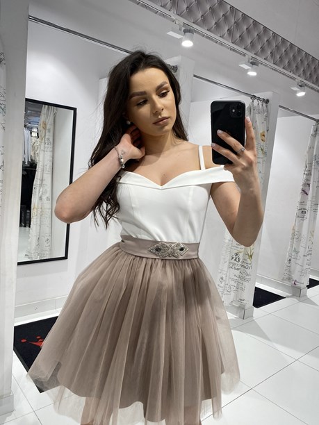 Sukienka krótka opadające ramiona biały/ beż