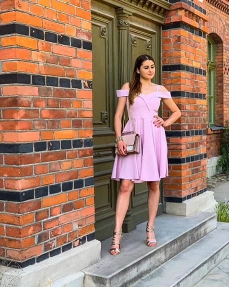 Sukienka krótka opadające ramiona gładka wrzos