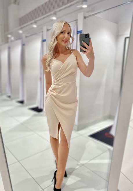 Sukienka krótka dopasowana na ramiączkach łosoś