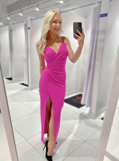 Sukienka długa dopasowana na ramiączkach magenta