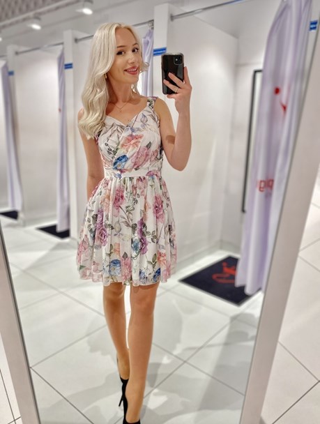 Sukienka krótka rozkloszowana kwiaty zieleń/biały