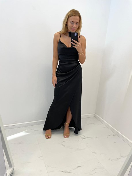 Sukienka długa dekolt łódka satyna choker czerń