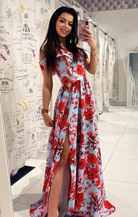 Sukienka długa opadające ramiona kwiaty niebieska