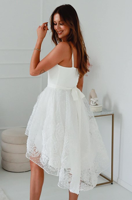 Sukienka asymetryczna zdobiona spódnica biel