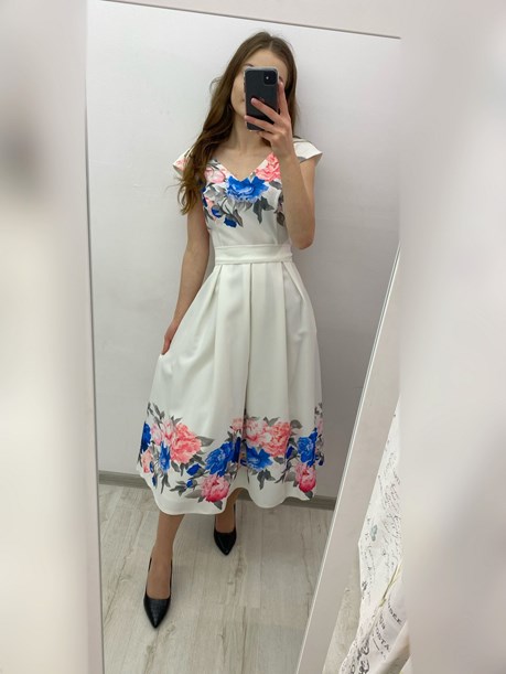 Sukienka midi rozkloszowana kwiaty róż błękit biel