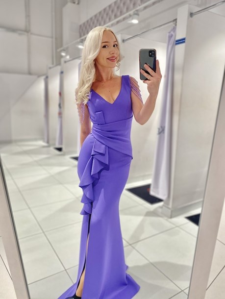 Sukienka długa falbana koraliki ramiona lawendowy