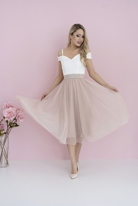 Sukienka midi opadające ramiona pasek tiul beż