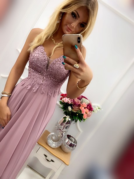 Sukienka długa z dekoltem na ramiączkach wrzos