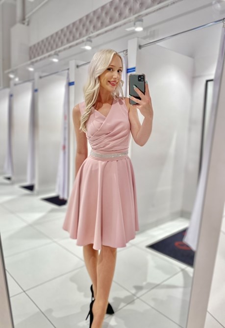 Sukienka krótka pasek ozdobny pudrowy róż