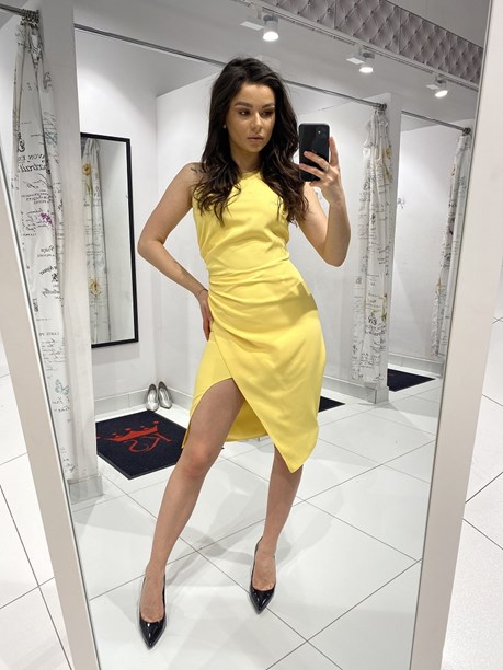 Sukienka krótka dopasowana jedno ramię żółty