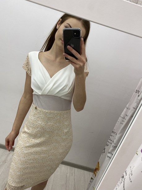 Sukienka krótka dopasowana koronka dół biały/beż