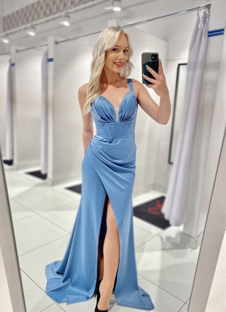 Sukienka długa rybka marszczenie satyna błękit