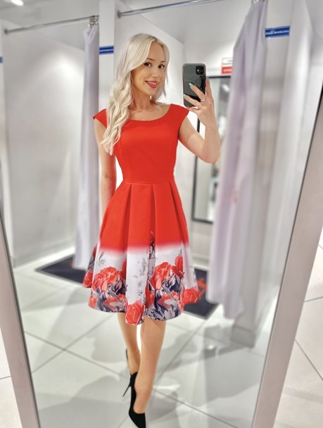 Sukienka krótka rozkloszowana kwiaty czerwień