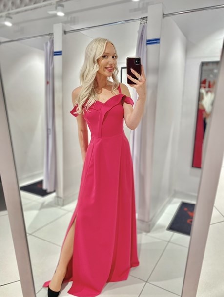 Sukienka długa opadające ramiona malina