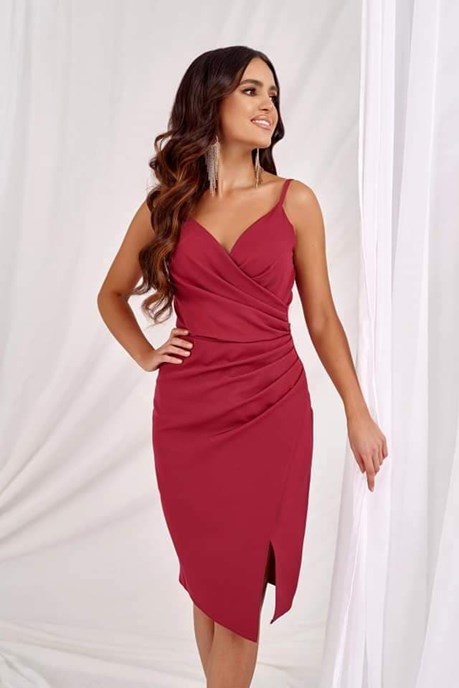 Sukienka krótka dopasowana na ramiączkach bordo