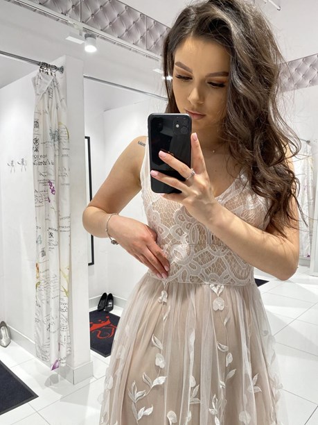 Sukienka długa zdobienie kwiaty biały/beż