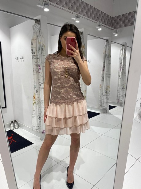 Krótka sukienka koronka falbany dół łososiowy