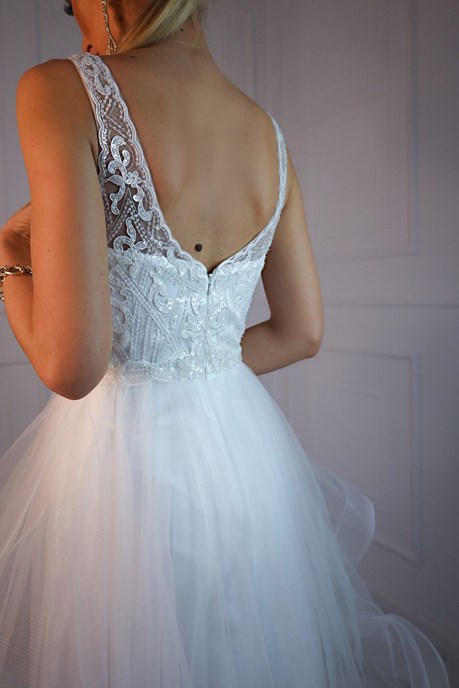 Sukienka długa asymetria zdobiona góra biel