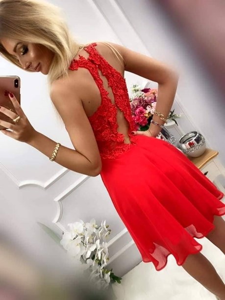 Sukienka krótka zdobione plecy czerwony