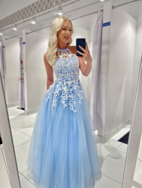 Sukienka długa tiul koronka na szyję błękit/biel