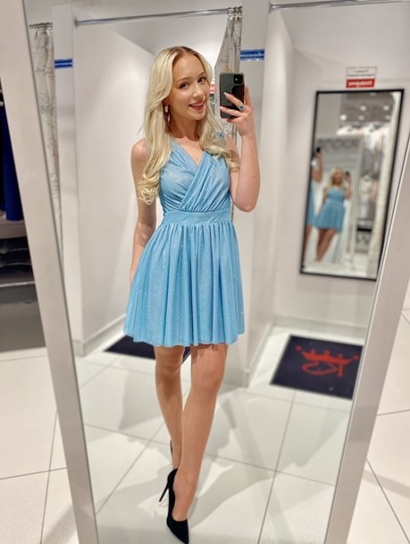 Sukienka krótka rozkloszowana dekolt brokat błękit