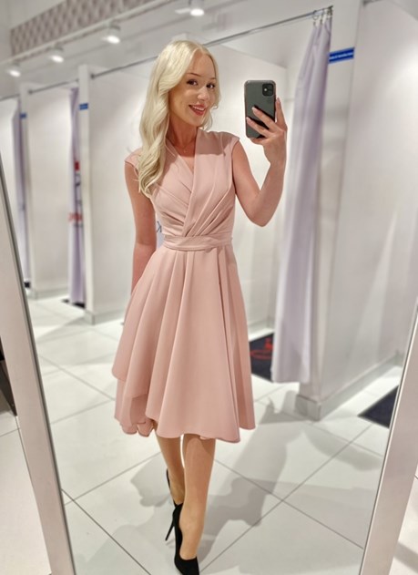 Sukienka midi szerokie ramiączka falbana róż