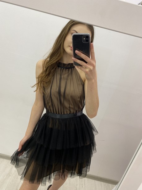 Sukienka krótka tiul plecy falbany kawa