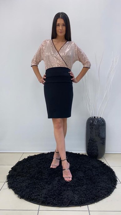 Sukienka krótka dopasowana rękawki cekiny róż