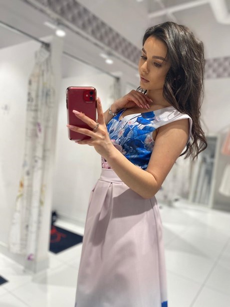 Sukienka midi rozkloszowana kwiaty jasny róż