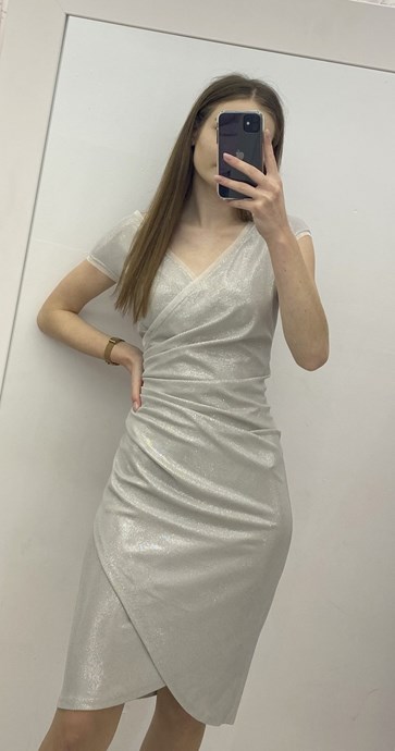 Sukienka krótka marszczenie pas połysk biel/beż