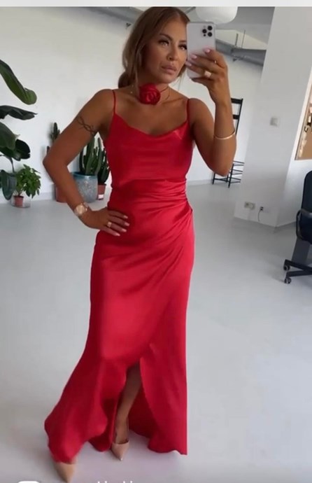 Sukienka długa dekolt łódka satyna choker czerwień