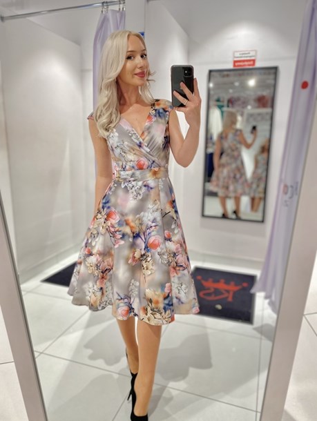 Sukienka midi dekolt zakładka kwiaty szary