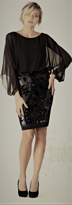 Sukienka krótka rozcięty rękaw cekiny dół czarny