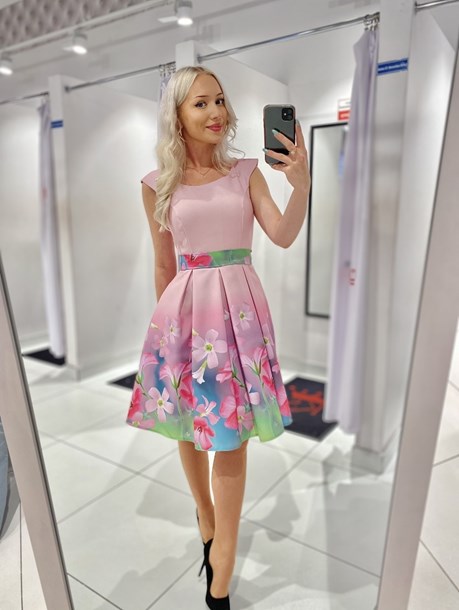 Sukienka krótka klosz kwiaty dół jasny róż