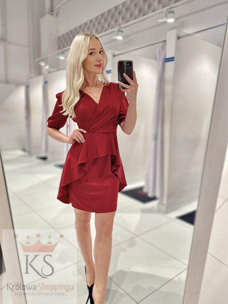 Sukienka krótka z baskinką rękawek połysk bordo