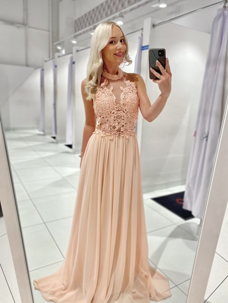 Sukienka długa zabudowana pod szyję róż