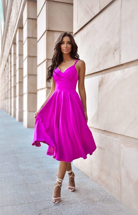 Sukienka midi rozkloszowana pas ramiączka magenta