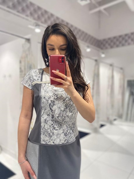 Sukienka krótka szycie krzyż wzór perły szary/biel