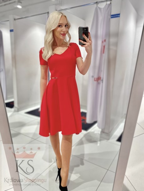 Sukienka krótka dłuższy tył połysk malina