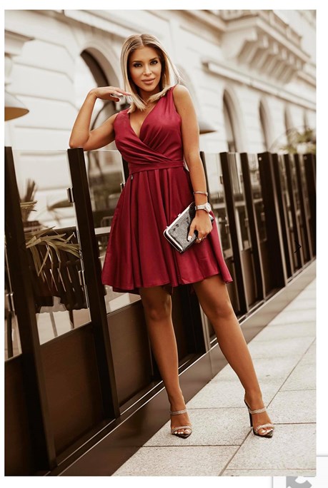 Sukienka krótka dekolt  połysk bordo