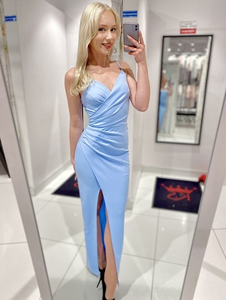 Sukienka długa dopasowana na ramiączkach błękit