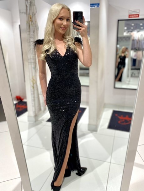 Sukienka długa cekiny pióra dekolt czerń