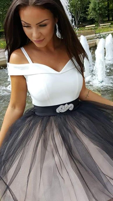 Sukienka krótka opadające ramiona tiul biel/czerń