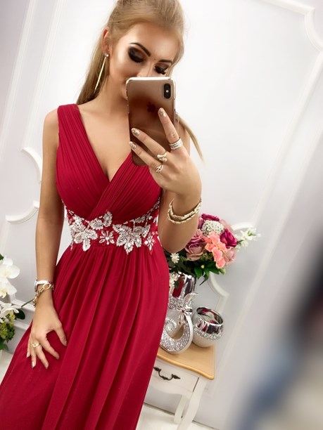 Sukienka długa z ozdobą z kamieniami bordo