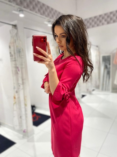 Sukienka krótka kokarda na rękawach malina