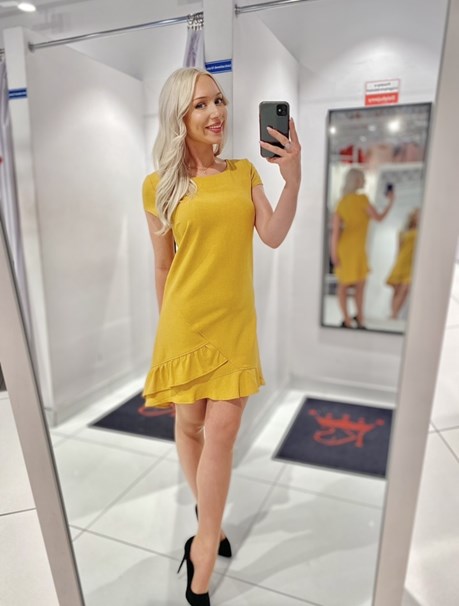 Sukienka krótka z falbanką musztardowy