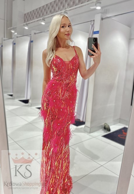 Sukienka długa cekinowa ramiączka pióra magenta